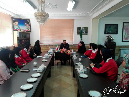 دیدار فرماندار در دیدار با تیم دختران نوجوانان سرخ پوشان شهر فاضل آباد
