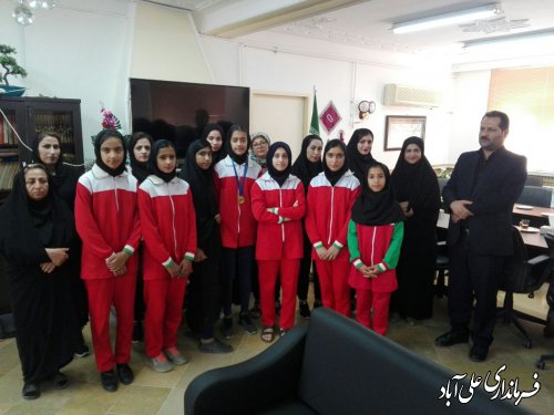 دیدار فرماندار در دیدار با تیم دختران نوجوانان سرخ پوشان شهر فاضل آباد