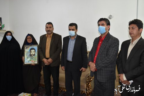 جامعه ایثارگران بویژه خانواده معظم شهدا حق بسیاری بر گردن جامعه و مسئولان دارند