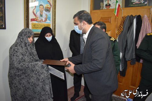 تجلیل از خانواده شهید شاخص کشور در سال  1401 شهید مدافع حرم حاج قربان نجفی
