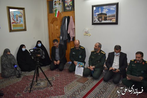 تجلیل از خانواده شهید شاخص کشور در سال  1401 شهید مدافع حرم حاج قربان نجفی