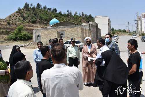  جلسه میز خدمت فرماندار وجمعی از روسای ادارات  در سایت مسکن مهر ولایت (الازمن)برگزار شد
