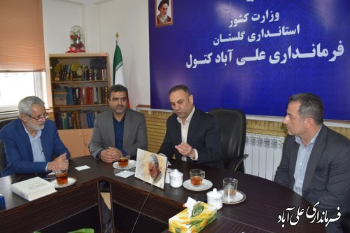 نشست صمیمی  معاون توسعه مدیریت و منابع استاندار با فرماندار و کارکنان فرمانداری 