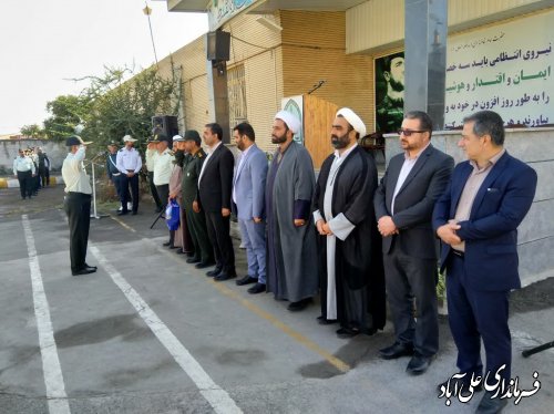مراسم صبحگاه مشترک نیروهای نظامی و انتظامی شهرستان برگزار شد 