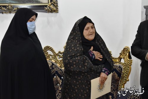 دیدار فرماندارعلی آبادکتول با خانواده معظم شهدای مبارزه با مواد مخدر