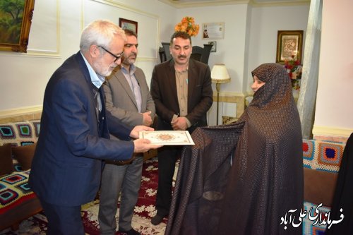 دیدار فرماندارعلی آبادکتول با خانواده معظم شهدای مبارزه با مواد مخدر