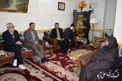 دیدار فرماندارعلی آبادکتول با خانواده معظم شهدای مبارزه با مواد مخدر