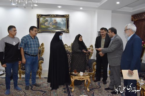 دیدار فرماندارعلی آبادکتول با خانواده معظم شهدای مبارزه با مواد مخدر