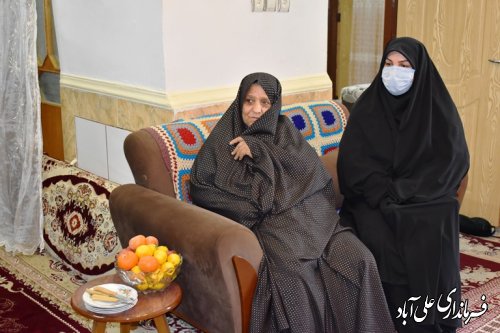 دیدار فرماندارعلی آبادکتول با خانواده معظم شهدای مبارزه با مواد مخدر