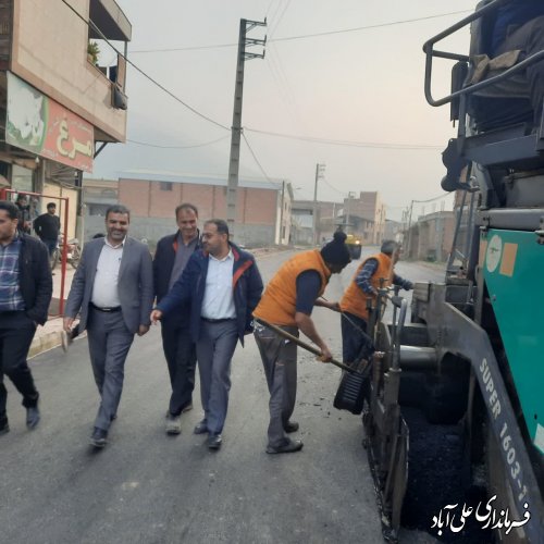 فرماندار علی آبادکتول با حضور در روستای برفتان به صورت میدانی از عملیات آسفالت معابر روستای مذکور بازدید کرد. 