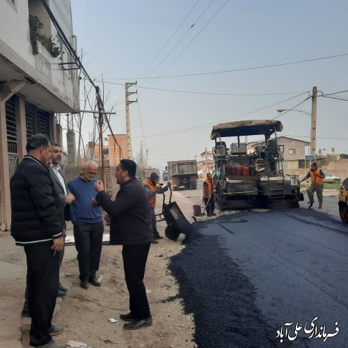 فرماندار علی آبادکتول با حضور در روستای برفتان به صورت میدانی از عملیات آسفالت معابر روستای مذکور بازدید کرد. 