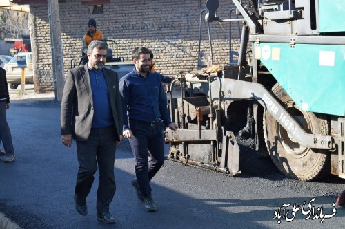 بازدید فرماندار علی آبادکتول از اجرای پروزه آسفالت معابر روستای محمد آباد کتول