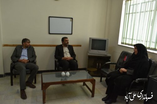 فرماندار علی آبادکتول به مناسبت هفته ثبت احوال با رئیس و کارکنان اداره ثبت احوال دیدار کرد. 