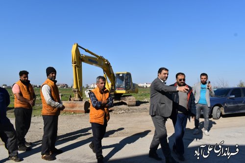 فرماندار علی آبادکتول با حضور در روستای کردآباد به صورت میدانی از روند عملیات آسفالت معابر روستای مذکور بازدید کرد. 
