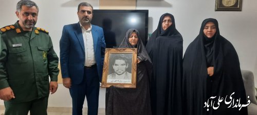 دیدار فرماندار علی آباد کتول با خانواده شهدای کارمند در هفته دولت