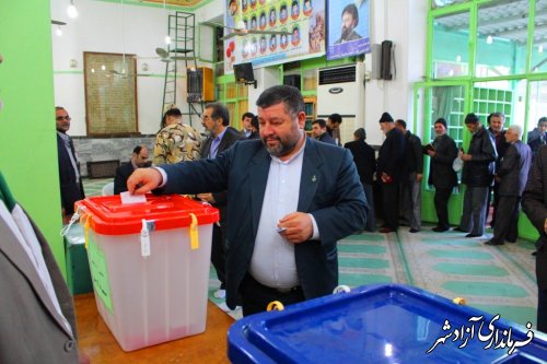 فرماندار و امام جمعه شهرستان آزادشهر رأی خود را به صندوق انداختند