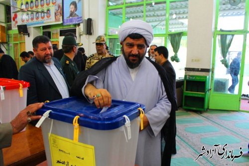 فرماندار و امام جمعه شهرستان آزادشهر رأی خود را به صندوق انداختند