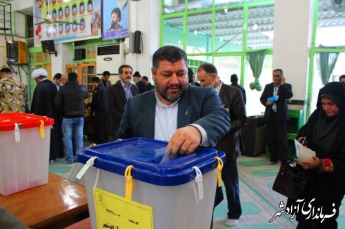 فرماندار و امام جمعه شهرستان آزادشهر رأی خود را به صندوق انداختند