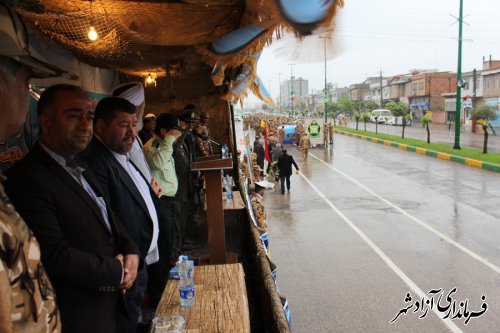 برگزاری رژه توسط نیروهای مسلح به مناسبت روز ارتش جمهوری اسلامی ایران