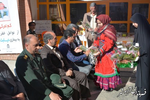 دانش آموز آزادشهری با اهداء شاخه گل روز پدر را به پدران  تبریک گفت.*تصاویر*