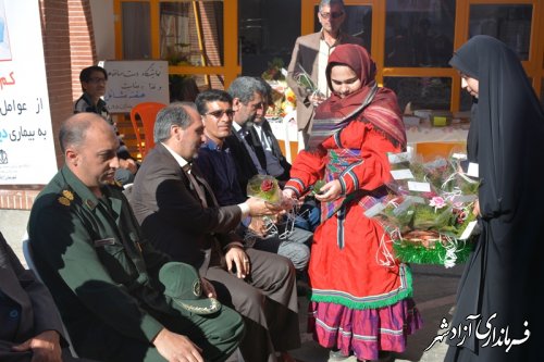 دانش آموز آزادشهری با اهداء شاخه گل روز پدر را به پدران  تبریک گفت.*تصاویر*