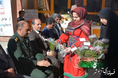 دانش آموز آزادشهری با اهداء شاخه گل روز پدر را به پدران  تبریک گفت.*تصاویر*