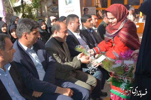 دانش آموز آزادشهری با اهداء شاخه گل روز پدر را به پدران  تبریک گفت.*تصاویر*