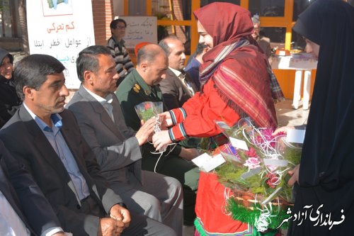 دانش آموز آزادشهری با اهداء شاخه گل روز پدر را به پدران  تبریک گفت.*تصاویر*