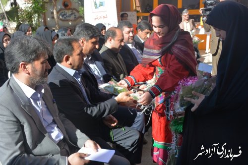 دانش آموز آزادشهری با اهداء شاخه گل روز پدر را به پدران  تبریک گفت.*تصاویر*