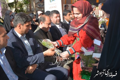 دانش آموز آزادشهری با اهداء شاخه گل روز پدر را به پدران  تبریک گفت.*تصاویر*