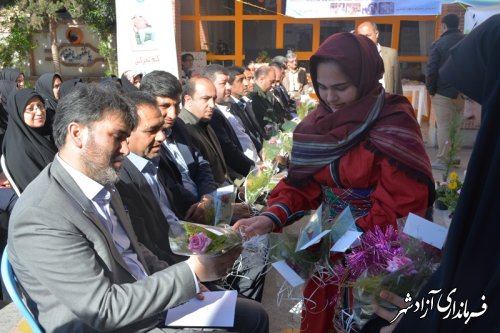 دانش آموز آزادشهری با اهداء شاخه گل روز پدر را به پدران  تبریک گفت.*تصاویر*