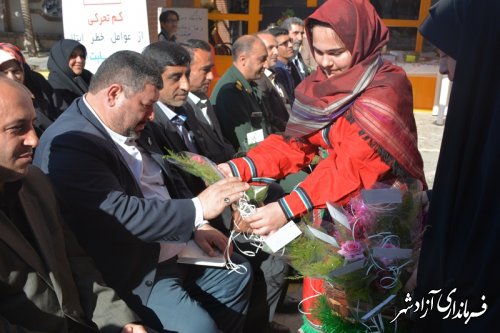 دانش آموز آزادشهری با اهداء شاخه گل روز پدر را به پدران  تبریک گفت.*تصاویر*