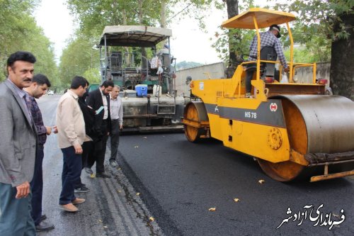 بازدید فرماندار آزادشهر از اجرای آسفالت در شهر نوده خاندوز