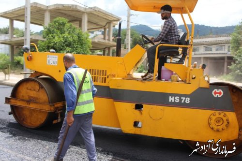 بازدید فرماندار آزادشهر از اجرای آسفالت در شهر نوده خاندوز