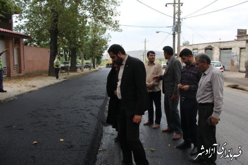 بازدید فرماندار آزادشهر از اجرای آسفالت در شهر نوده خاندوز