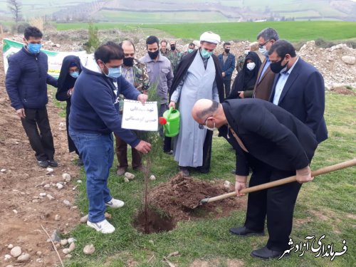 آئین غرس نهال توسط خانواده شهدا در شهرستان آزادشهر