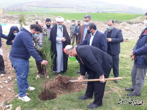 آئین غرس نهال توسط خانواده شهدا در شهرستان آزادشهر