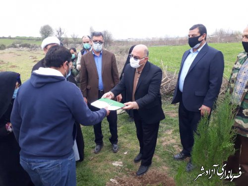 آئین غرس نهال توسط خانواده شهدا در شهرستان آزادشهر
