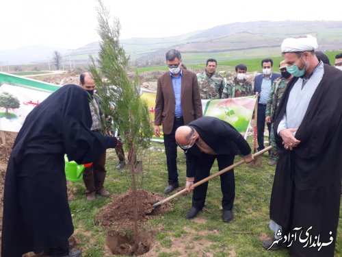 آئین غرس نهال توسط خانواده شهدا در شهرستان آزادشهر