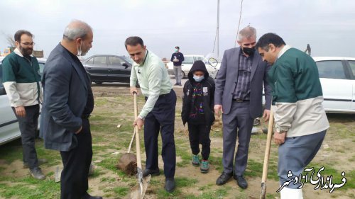 مسئولان آزادشهر به نام شهدای استان و شهرستان نهال غرس کردند