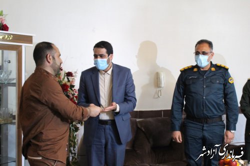 عیادت سرپرست فرمانداری آزادشهر از مامور آسیب دیده پلیس در هنگام ماموریت