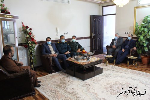 عیادت سرپرست فرمانداری آزادشهر از مامور آسیب دیده پلیس در هنگام ماموریت