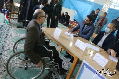 میز خدمت فرماندار و مسئولین ادارات آزادشهر در راستای تکریم مردم برپا شد