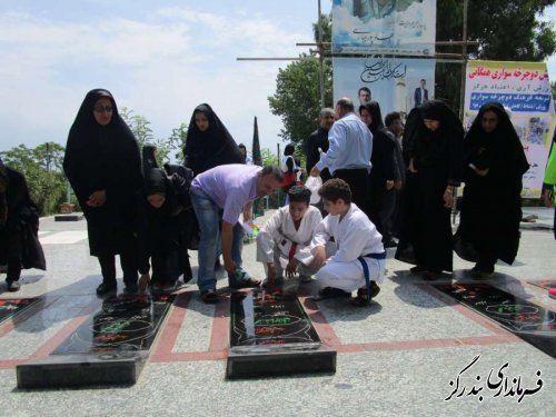 مزار شهدای بندرگز عطرافشانی شد