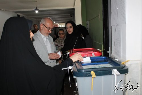 گزارش تصویری||فرماندار شهرستان بندرگز رای خود را به صندوق رای انداخت