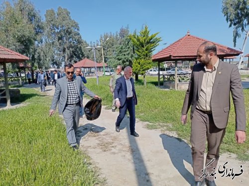 گزارش تصویری || پاکسازی زمین ساحل بندرگز به مناسبت روز جهانی زمین پاک