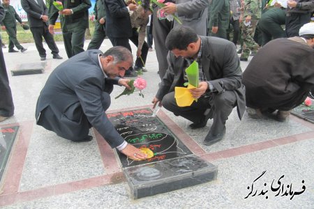 مسوولان بندرگز با غبار روبي مزار شهدا به ميهماني لاله ها رفتند
