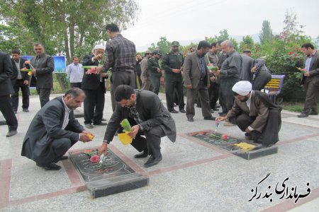 مسوولان بندرگز با غبار روبي مزار شهدا به ميهماني لاله ها رفتند