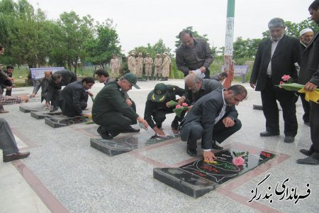 مسوولان بندرگز با غبار روبي مزار شهدا به ميهماني لاله ها رفتند