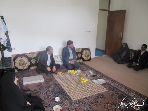 فرماندار بندرگز با خانواده شهید جمال دیدار کرد  
